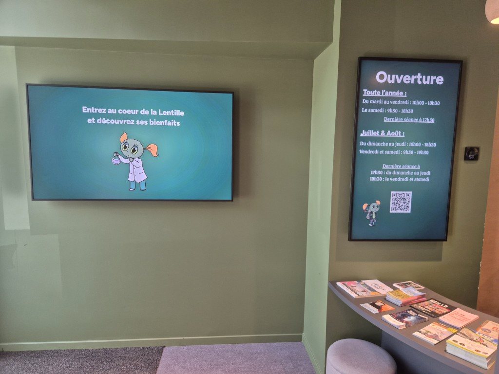 Écrans d'affichage dynamique diffusant les horaires et les contenus du musée